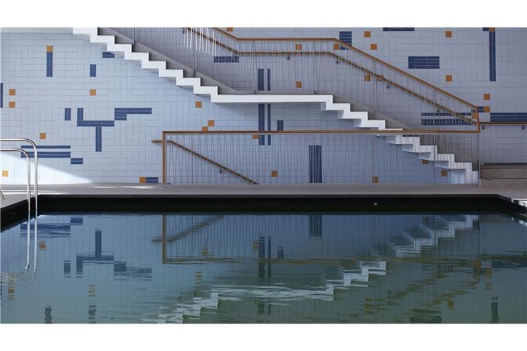 4a Architekten zeigen in der Schau „Swimming in Atmosphere“ zwölf  Bäder, darunter das von ihnen sanierte  Bad Berg –    Schwimmhalle mit der von  Matthias Kohlmann gestalteten Mosaikwand.