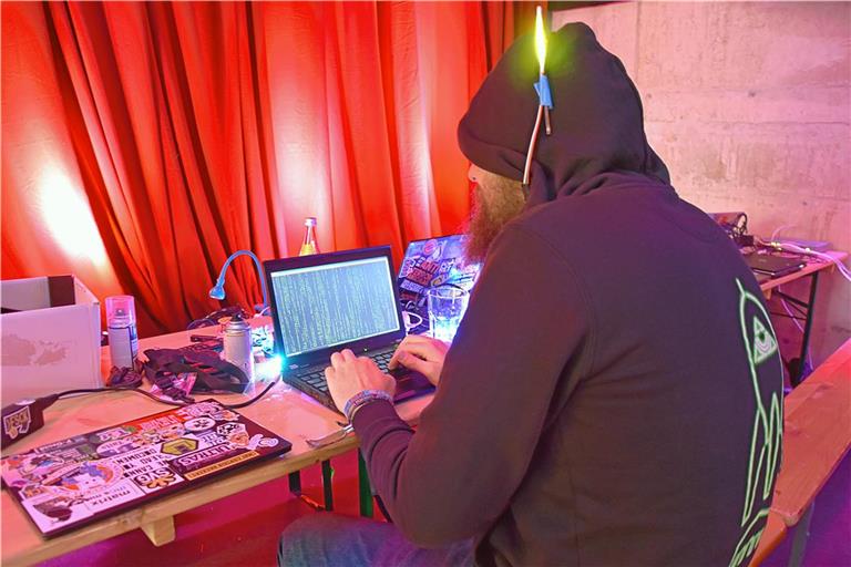 Bei dem Hacking-Event „FSCK“ verwandelt sich am Wochenende ein Teil des Kino Universum in einen Raum für Programmierer und Co.
