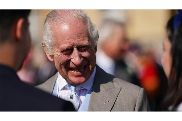 Charles III. sprach zu den Gästen während einer königlichen Gartenparty im Buckingham Palace.