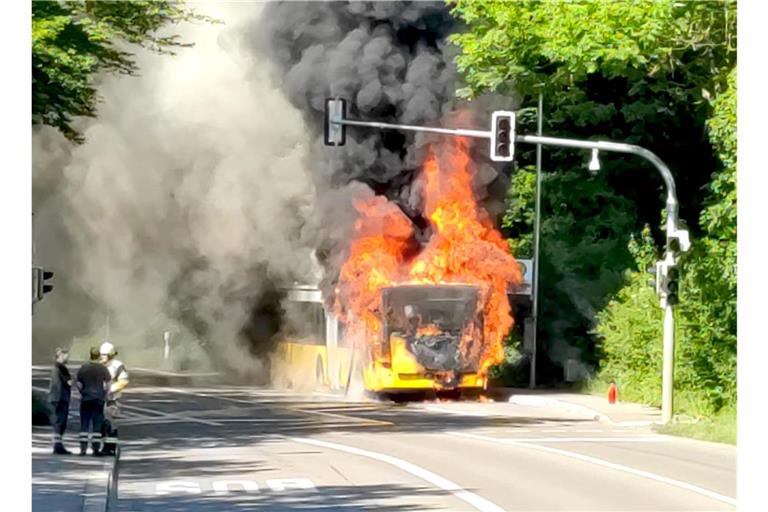 Der Linienbus steht brennend an der Haltestelle Lederberg – die Polizei versucht den Autoverkehr fernzuhalten. Der Linienbus steht brennend an der Haltestelle Lederberg – die Polizei versucht den Autoverkehr fernzuhalten.