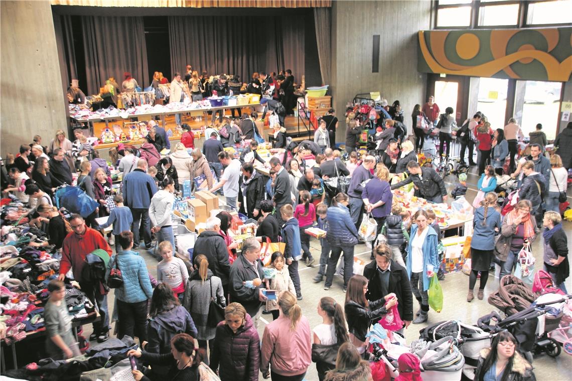Basarteam Hohnweiler macht Schluss Der Platz in der Auenwaldhalle ist ausgereizt, sogar die Bühne wird genutzt: Bei den Basaren herrschte stets großer Andrang. Fotos: privat
