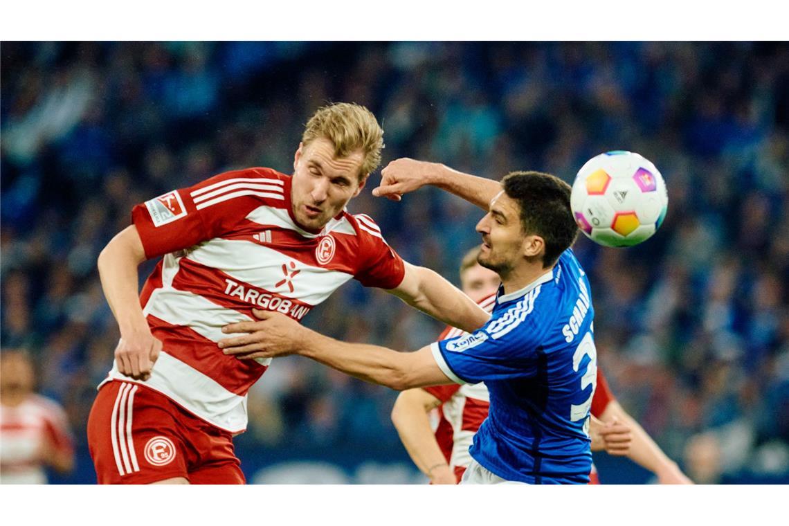 Die Düsseldorfer um Stürmer Vincent Vermeij (l) holten beim FC Schalke nur einen Punkt.