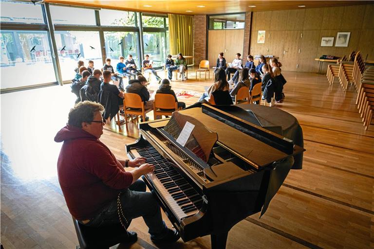 Die Jugendlichen der Matthäuskirche singen beispielsweise auch beim interaktiven Konfirmandenunterricht. Foto: Alexander Becher