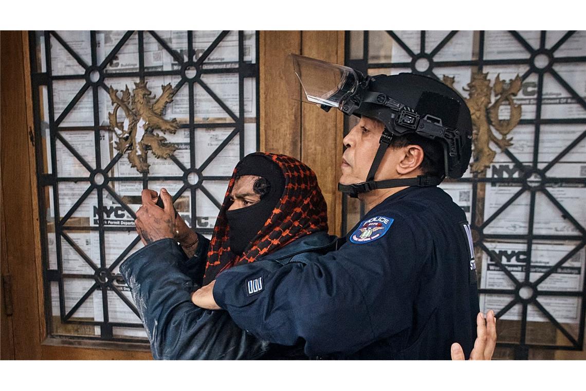 Die Polizei verhaftet einen palästinensischen Demonstranten in der Nähe des Metropolitan Museum of Art, wo die Met Gala stattfindet.