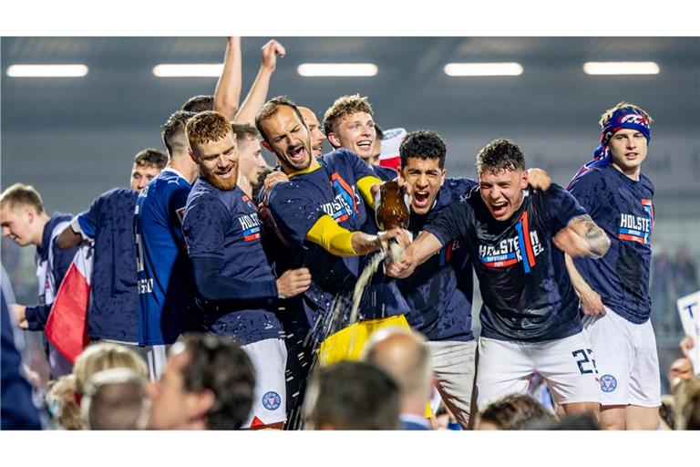 Die Spieler von Kiel feiern mit den Fans gemeinsam den Aufstieg.