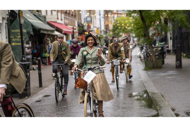 Durch London im Retro-Stil: Traditionell britisch gekleidet, vorzugsweise Tweed, und mit klassischen Fahrrädern sind die Teilnehmer des jährlichen "Tweed Run" unterwegs.