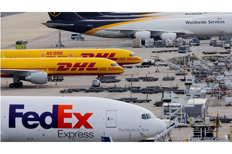 Ein Flieger des Logistik-Konzerns FedEx musste türkischen Medien zufolge am Istanbuler Flughafen auf dem Rumpf landen.