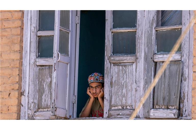 Ein Junge aus Kaschmir beobachtet von einem Fenster seines Hauses aus eine Wahlkampfveranstaltung der Demokratischen Volkspartei von Jammu und Kaschmir. In Indien findet derzeit die Parlamentswahl statt, die ganze sechs Wochen dauert. 970 Millionen der 1,4 Milliarden Einwohner sind wahlberechtigt.