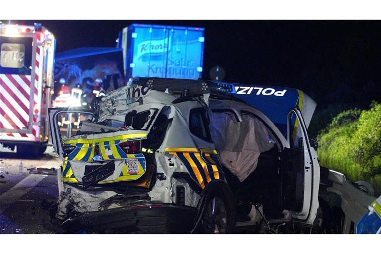 Ein Laster ist in der Nacht auf der Autobahn A9 in eine Unfallstelle gefahren - ein Mensch ist dabei gestorben.