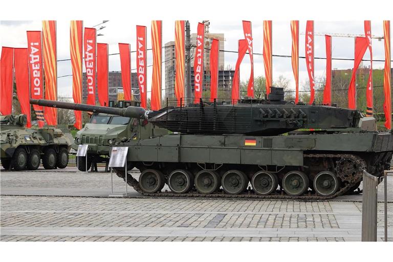 Ein nach russischen Angaben in der Ukraine erbeuteter deutscher Leopard-2-Kampfpanzer wird bei der Kriegstrophäen-Schau in Moskau gezeigt.