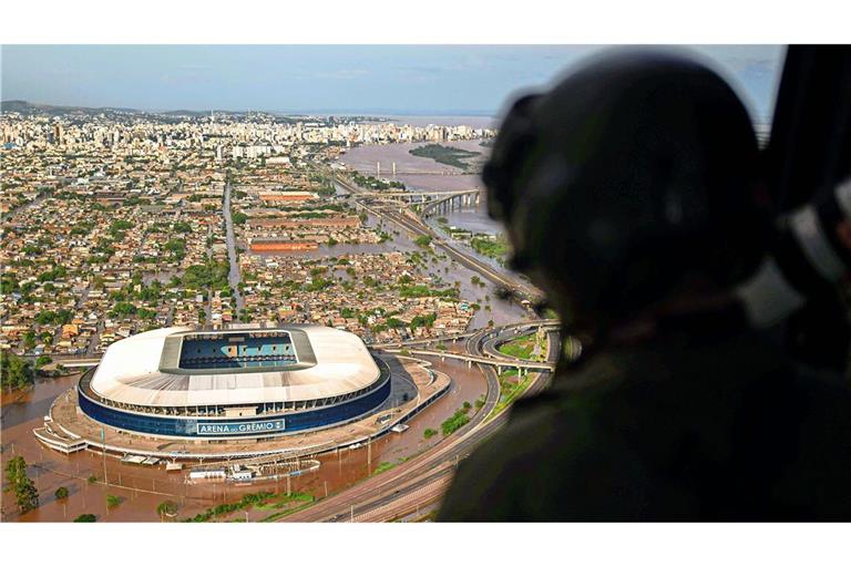 Ein Soldat betrachtet vom Helikopter aus das überflutete Fußballstadion von Porto Alegre.