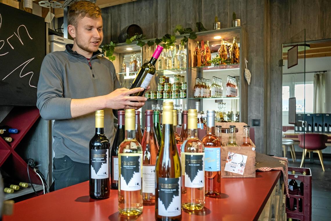 Es wäre auch für Marco Holzwarth aus Kleinaspach eine enorme Kosteneinsparung, wenn ein gut funktionierendes Pfandsystem auch für 0,75-Liter-Weinflaschen flächendeckend eingeführt werden würde. Foto: Alexander Becher