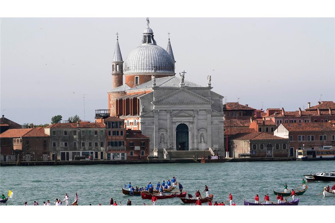 Gondoliere warten in Venedig auf die Ankunft von Papst Franziskus. Das Kirchenoberhaupt besucht erstmals die Lagunenstadt; er will dort auch den Pavillon des Vatikans auf der Kunstbiennale besuchen.