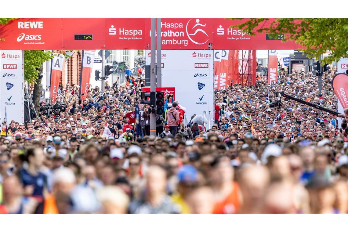 Großer Andrang: Tausende Läuferinnen und Läufer starten vor den Messehallen in Hamburg zum Marathonlauf. Vor ihnen liegen 42,195 Kilometer.