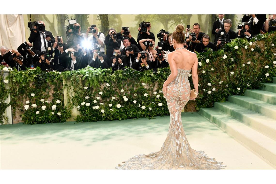 Jennifer Lopez war dieses Jahr Co-Gastgeberin und erschien in einem goldenen Schmetterlings-Outfit.