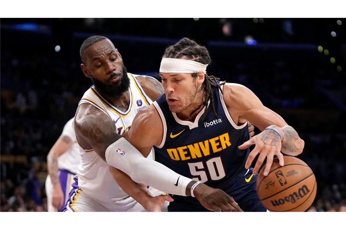Lakers-Starspieler LeBron James verteidigt gegen Aaron Gordon.