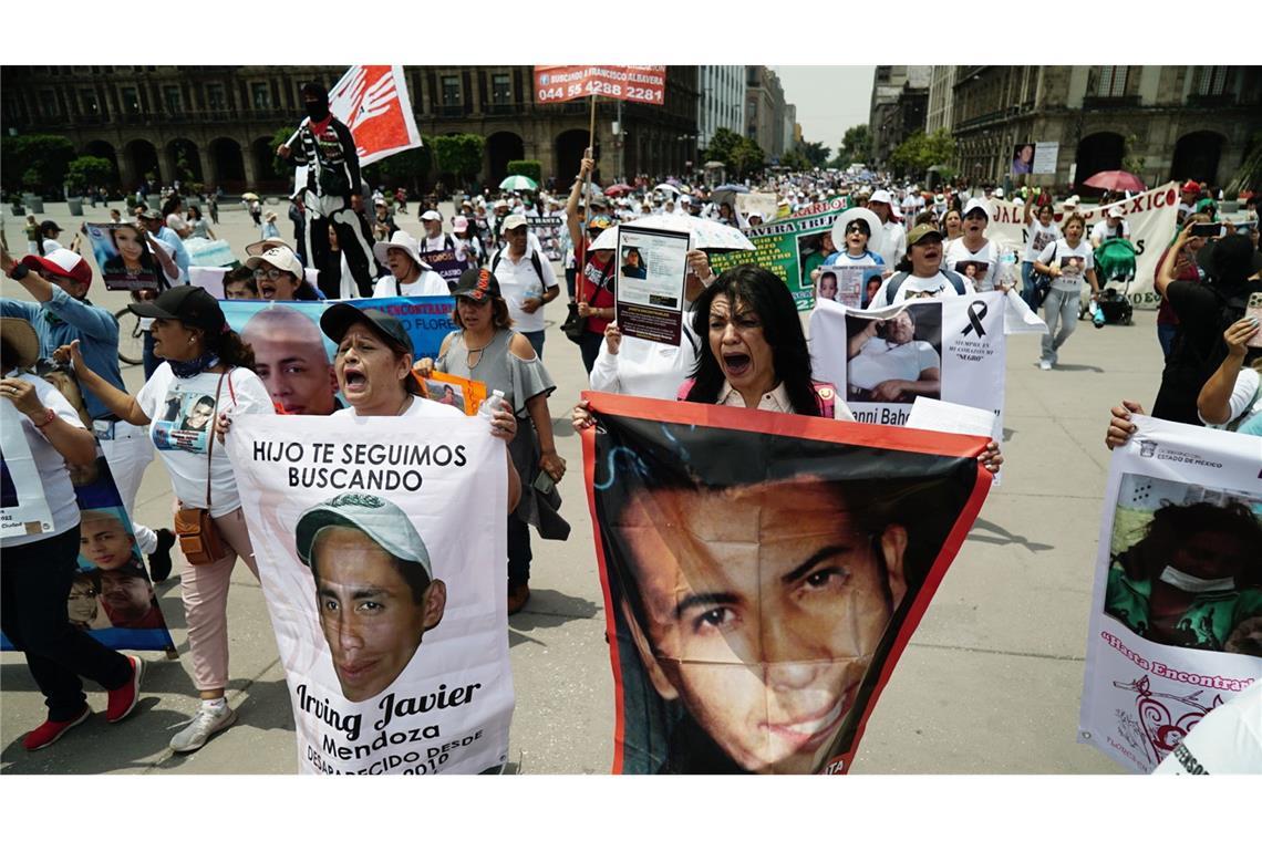 Nach offiziellen Angaben gelten in Mexiko rund 100.000 Menschen als verschwunden. Angehörige protestieren am Muttertag in Mexiko-Stadt gegen die gegen die schleppenden Ermittlungen zum Schicksal der Vermissten.