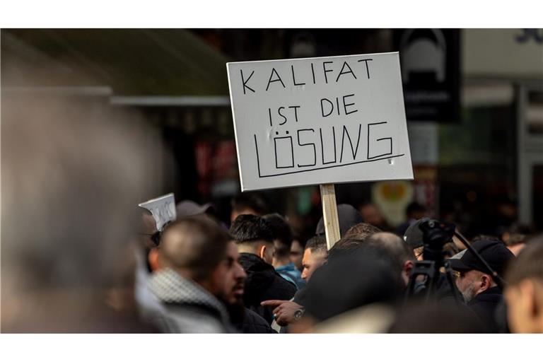 Teilnehmer einer Islamisten-Demo hielten bei der Demonstration am 27. April unter anderem ein Plakat mit der Aufschrift "Kalifat ist die Lösung" in die Höhe.