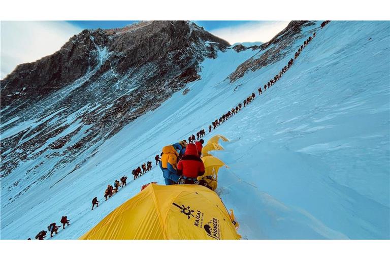 Wie ein Lindwurm: An sonnigen Tagen steigen hunderte Bergsteiger in langer Reihe auf den Gipfel des Mount Everest