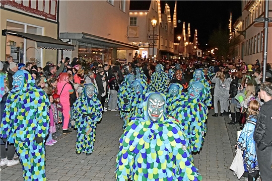Dicht an dicht stehen die Faschingsfans am Straßenrand und feiern mit den Murrhardter Narren in der Innenstadt. Murreder Nachtumzug durch die Innenstadt von Murrhardt am Samstag, 1. März. Faschingsumzug mit Narren, Guggenmusik und Hexen. SK