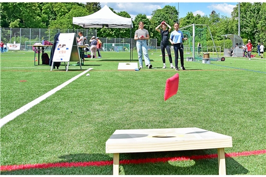 Das Team des Kreisjugendrings hat für das Sportfest auf dem Eugen-Adolff-Sportgelände eine Vielzahl von Stationen aufgebaut. Hier: Zielwerfen.