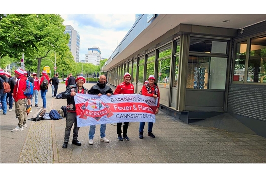 Die Fahne des Backnanger VfB-Fanclubs Feuer & Flamme darf in Berlin nicht fehlen und wird später auch im Olympiastadion gut sichtbar angebracht.