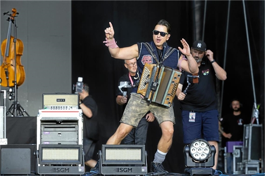 So wie seine Fans ihn kennen und lieben, betritt Andreas Gabalier die Bühne: In Lederhosen und mit rot-weiß-karierten Tüchern als Accessoires um Handgelenk und Oberarm.