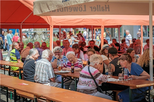 Ein Schwätzchen im Schatten schätzen auch die Senioren.
