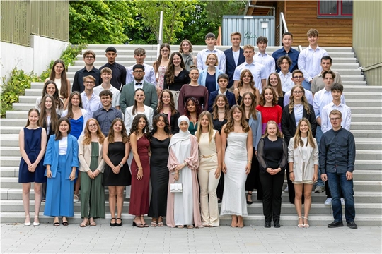 Max-Born-Gymnasium Backnang: Robin Albrecht, Arian Azodanlo-Ghajar, Thomas Cabrita Matias Ramos Gelies, Jolin Daumüller (Preis des Fördervereins für die beste Präsentation im Seminarfach, Preis), Sofia de Castro Haugstätter, Tonya Dudok (Fremdsprachenpreis der Europa-Union, Preis), Awaria Echabu Asandan (Preis), Luis Ewert, Theresa Frank (Sonderpreis des Fördervereins für besonderes soziales Engagement, Preis), Melissa Fritz, Johanna Garnica (Ferry-Porsche-Preis, Mitgliedschaft der Deutschen Physikalischen Gesellschaft, Buchpreis der Deutschen Physikalischen Gesellschaft, Preis der Deutschen Mathematikervereinigung, Gitarren-Preis des Fördervereins, Orchester-Preis des Fördervereins, Preis), Janina Gary (Erste-Hilfe-Preis des Fördervereins, Preis), Raihana Ghattas, Luca Giancaterino (Scheffel-Preis, Geschichtspreis des Verbands der Historiker und Historikerinnen Deutschland e. V., Sonderpreis des Fördervereins für besonderes soziales Engagement, Preis), Sienna Goll (Preis), Finn Hahn (Preis), Karine Hodel, Layla Hördt (Preis der Chemischen Industrie, Paul-Schempp-Preis, Preis des Fördervereins für das Fach Gemeinschaftskunde, Preis), Nina-Louise Jeske (Preis), Julian Kaiser, Ümit Kaya, Helena Keil (Preis), Ann-Kathrin Kellermann (Preis des evangelischen Dekanats, Preis), Amelie Knapp (Orchester-Preis des Fördervereins), Max Knietsch, Ann-Christin Knöller, Niklas Knöller, Luisa Labrenz (Preis der Chemischen Industrie, Französischer Partnerschaftspreis, Preis), Pauline May, Nazar Mishchenko, Madita Müller (Gitarren-Preis des Fördervereins), Angelina Müller-Carl, Stella Orth (Preis), Liam Ott (Mitgliedschaft der Deutschen Physikalischen Gesellschaft, Preis), Jakob Rapp, Hendrik Rauh (Erste-Hilfe-Preis des Fördervereins, Technik-Preis des Fördervereins), Lieselotte Rückert (Max-Born-Preis gestiftet von den Stadtwerken Backnang, Geschichtspreis der Stadt Backnang, Preis der Deutschen Mathematikervereinigung, vorgeschlagen für die Aufnahme bei der Studienstiftung des deutschen Volkes, Preis), Leonard Schick, Sophia Schmidt-Ott (Orchester-Preis des Fördervereins, Preis des Fördervereins für das Fach Musik), Lilly Siebel (Geschichtspreis des Verbands der Historiker und Historikerinnen Deutschland e. V., Sonderpreis des Fördervereins für besonderes soziales Engagement, Preis), Arthur Sinner (Preis), Alesia Trump, Lisa Wall (Preis), Franka Wenzel (Gemeinschaftskundepreis der Landeszentrale für politische Bildung, Bühnenbild-Preis des Fördervereins, Preis), Linn Wissmann, Raffael Wolf (Mitgliedschaft der Deutschen Physikalischen Gesellschaft, Technik-Preis des Fördervereins, Preis), Lukas Xipteras, Julia Ziegler (Orchester-Preis des Fördervereins, Preis), Jona Zisik.