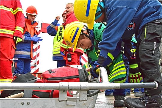 Jonathan Breitbach (mitte, mit gelbem Helm) ist heute Zugführer der THW-Jugend. Feuerwehr-Jugend-Großübung „Rescue Base Alpha“.Übung der Jugendabteilungen  THW, Feuerwehr, DLRG, Rotes Kreus in Aspach.