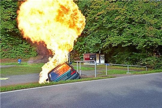 Ein explodierendes Auto bildet den Auftakt zur Großübung des Polizeipräsidiums Aalen in Zusammenarbeit mit den lokalen Blaulichtorganisationen von DLRG, THW und Freiwilliger Feuerwehr Aspach.
