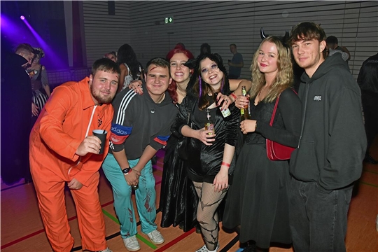 Die Partygäste haben sich als Häftlinge, OP-Mitarbeiter, Hexen  verkleidet. CLOUDSEVEN HALLOWEEN-Party in der Gemeindehalle Burgstall. SK