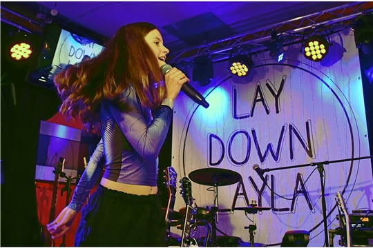 Den Abend im Wohnzimmer eröffnet um 20 Uhr das Backnanger Nachwuchstalent Lilly Wafe mit aktuellen Hits und eigenen Songs.  Livenacht Backnang November 2025. Eine Stadt! Eine Nacht! ÜBERALL Livemusik!,