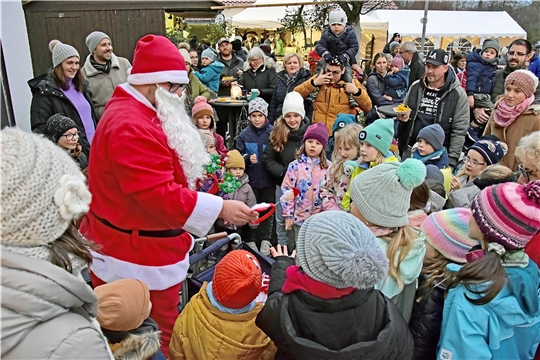 Der Weihnachtsmann verteilt Geschenke. Weihnachtsmarkt Allmersbach im Tal. 