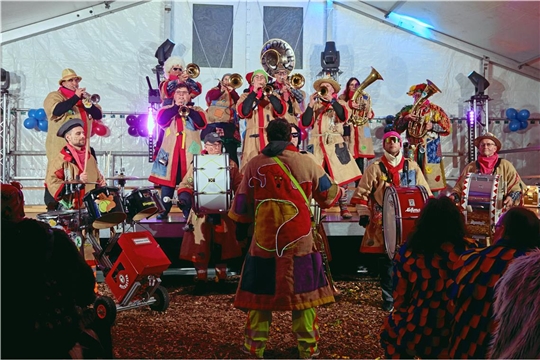  Im Partyzelt in Unterbrüden feiern die närrischen Gäste.