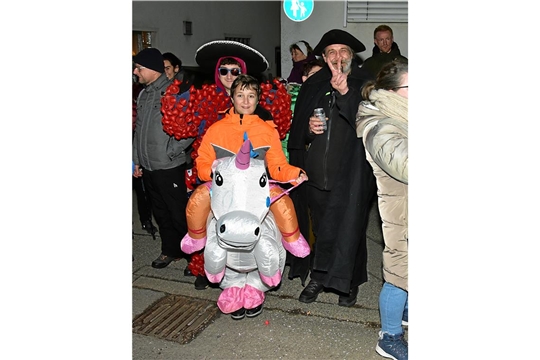 Ein Einhorn und andere Faschingsfiguren. Nachtumzug der Schbiallomba-Schlotzer in Auenwald. Der Umzug setzt sich um 17.01 am Feuerwehrgerätehaus in Unterbrüden in Bewegung und verläuft entlang der Hauptstraße bis zur Auenwaldhalle. SK