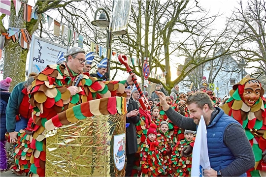 Der UCC übernimmt die Macht. Bürgermeister Daniel Bogner mit der weißen Flagge ist den Rathausschlüssel los. Rathaussturm und Narrentaufe in Unterweissach. Schwerpunkt auf Narrentaufe und neue Mitglieder Der Unterweissacher Carnevals-Club (UCC) übernimmt ab 16 Uhr nach einem kleinen Dialog mit dem Rathauschef das Zepter und begeht im Anschluss auch noch die Narrentaufe. Der Verein feiert sein 33-jähriges Bestehen und damit nach närrischer Zeitrechnung ein Jubiläum. SK