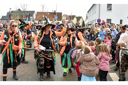 Die Burgstuhlhexen aus Göggingen begeistern die Kids mit ihren Seifenblasen-Pistolen. Faschingsumzug in Althütte. SK