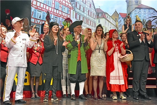 Zu den Ehrengästen zählen u. a. Ingrid Beerkircher (in schwarz), Erich Hägele, Patricia Rall und Simone Kirschbaum (als Rotkäppchen).  Prunksitzung des Backnanger Karnevals-Clubs (BKC) im Bürgerhaus Backnang. SK