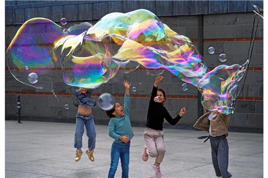 Kategorie "Menschen in Aktion", Platz 5, "Begeisterung": Sein Foto von vier Kindern, die mit schillernden Seifenblasen spielen, sei dem Zufall zu verdanken, erzählt Dietmar Maisenbacher. „Wir wollten nach Köln und der Zug war ausnahmsweise zwei Stunden früher da.“ So blieb dem Aspacher viel Zeit, rund um den Dom zu fotografieren.  „Zum Glück war dort ein Mann, der diese riesigen Seifenblasen gemacht hat“, erinnert er sich. Allerdings blieb ihm jeweils nur ein kurzer Augenblick, um eine unversehrte Seifenblase einzufangen – schon sprang wieder eines der Kinder hoch und ließ den hauchdünnen Film aus Seifenwasser zerplatzen. 