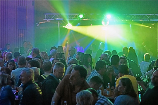 Die Gemeindehalle ist voll mit tanzenden und feiernden Menschen. 12. "Remember Alte Grube Party" des Disco Club Oberbrüden in der Gemeindehalle Unterweissach - Partybildergalerie
