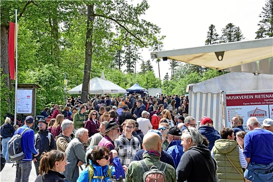 Viele Menschen sind zum Feiern auf den Berg gekommen: Buch-Eich-Fest an Christi Himmelfahrt 2026 (Vatertag), veranstaltet vom Musikverein Reichenberg. 