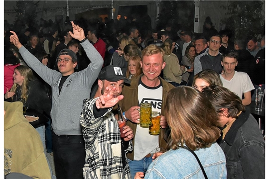 Fest feiern beim Schlossfest auf dem Ebersberg. Bei der Party mit Bockstark war das Zelt am Samstagabend gut gefüllt.