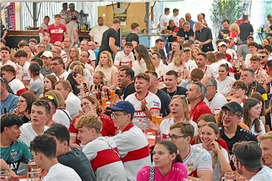 Die Ebersberger Pokalnacht mit Public Viewing im Festzelt des Schlossfestes auf dem Rast- und Spielplatz Ebersberg. Auf einer großen LED-Leinwand wird das DFB-Pokalfinale zwischen dem VfB Stuttgart und dem FC Bayern München live übertragen. SK