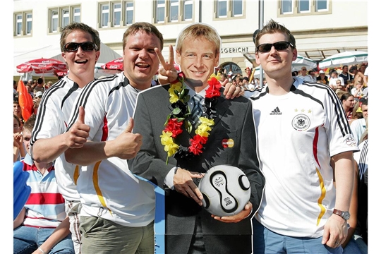 Bundestrainer Jürgen Klinsmann ist vor der WM 2006 alles andere als unumstritten, gewinnt aber mit jedem Sieg an Sympathie. 