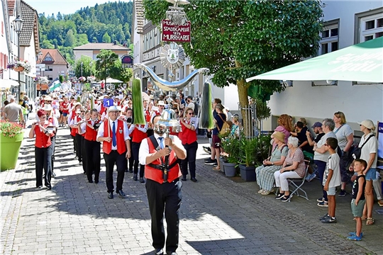 Der Musikverein aus Murrhardt führt den Umzug an. Feier zu 60 Jahre Städtepartnerschaft Murrhardt und Château-Gontier-sur-Mayenne sowie 150-jährige Bestehen des Musikvereins Stadtkapelle Murrhardt. SK