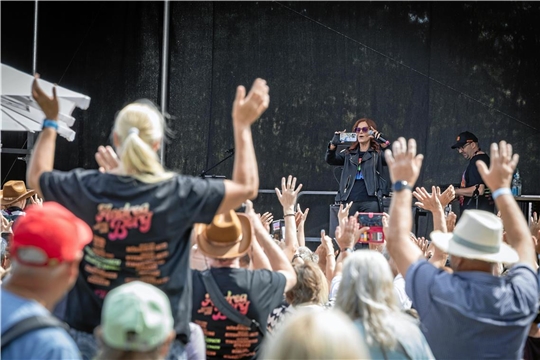 Andrea Berg gibt beim Bergfest zwar kein Konzert, dafür aber jede Menge Autogramme. Zuvor richtet sie auf der Bühne natürlich auch einige Worte an ihre Fans.