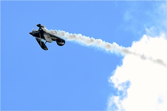 Kopfüber über den Wolken.  Beeindruckende Flugshows begeistern die Besucher. Flugplatzfest und 75-jähriges Vereinsbestehen LSV Backnang-Heiningen. 