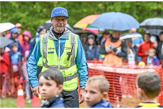 Thomas Hartmann bei der Einweisung vor dem Start. 4. Kindercrossduathlon des TC Backnang im Plattenwald. SP