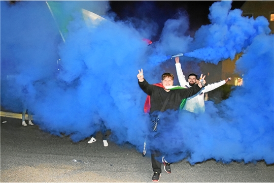 Fans feiern in Backnang den Sieg von Europameister Italien. Fotos: T. Sellmaier